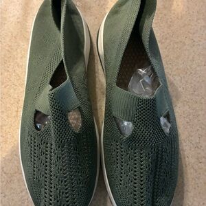 Green Slip-On Breathable Athletic Sneakers Women's Size 40/9 NEW